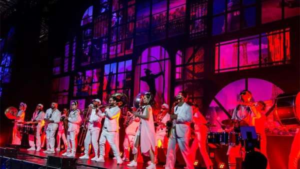 穿過(guò)羅賓漢慈善籌款活動(dòng)策劃的拱門(mén)，映入眼簾的盡是5200雙襪子