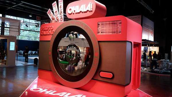 用大型照相機快閃活動策劃引流，這種參與方式更積極和有趣