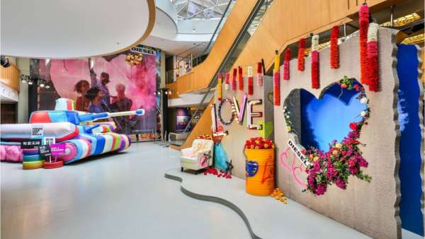 迪賽這場“以愛之名，打破壁壘”快閃活動策劃以七彩坦克打破壁壘