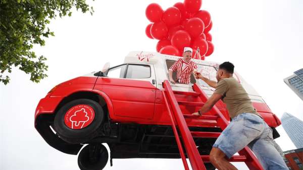 維珍紅獎勵A(yù)PP發(fā)布活動策劃把一輛冰淇淋車吊在了半空中