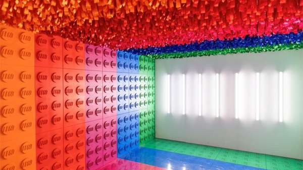 樂(lè)高這場(chǎng)創(chuàng)意活動(dòng)策劃打破傳統(tǒng)活動(dòng)元素，將積木與夸張的現(xiàn)場(chǎng)花卉結(jié)合