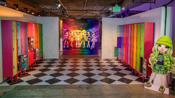 潮玩“彩虹高中”體驗(yàn)式發(fā)布會(huì)活動(dòng)策劃使用大膽的色彩和有趣的燈光