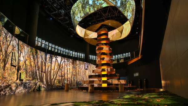 麥卡倫藝術(shù)體驗(yàn)展活動(dòng)策劃了一場(chǎng)別致的全感官沉浸式藝術(shù)盛宴