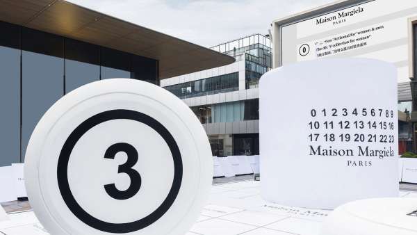 馬吉拉限時(shí)快閃活動(dòng)策劃裝置呈現(xiàn)了傳統(tǒng)文化與時(shí)裝創(chuàng)造力的融合之美