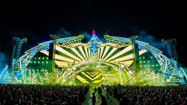 俄羅斯“阿爾法未來人”電音節(jié)活動(dòng)策劃的舞美設(shè)計(jì)堪稱世界級(jí)