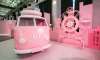 粉色摩天輪、粉色巴士、粉色秋千，那么粉的潘多拉快閃店太夢(mèng)幻了！
