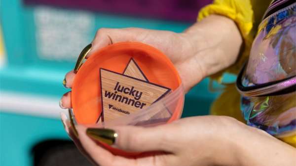 Vivid Seats應(yīng)用程序推廣下載活動策劃把高爾夫球車設(shè)計成「幸運(yùn)滾輪」